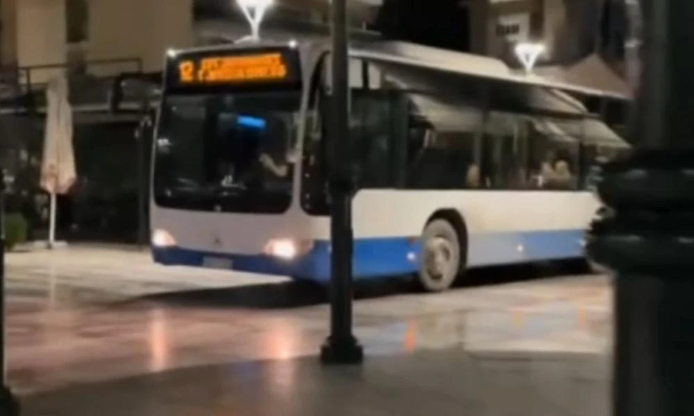 Νταλίκα προκάλεσε αναστάτωση στη Λαμία - Λεωφορεία και οχήματα περνούσαν μέσα από πλατεία (βίντεο)